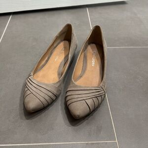 CL by Laundry Size 8 Taupe / Gray Wedge Shoes